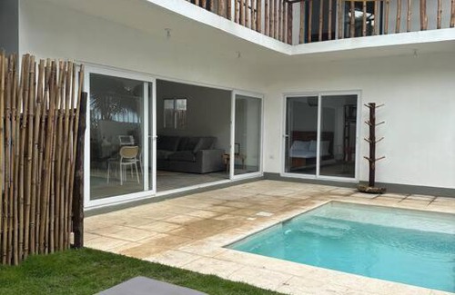 El Paredon Villa | Villa Wabi. En el paredón