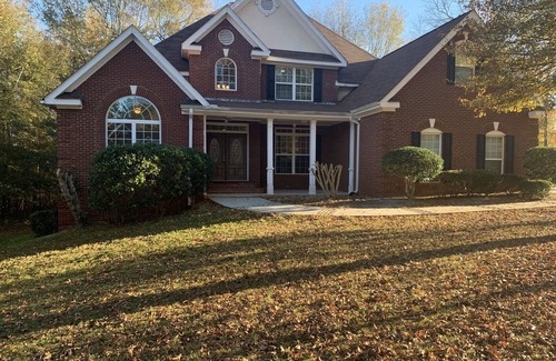 Rockdale County Villa | Villa with 5 bedrooms and 2 living Rooms with Jacuzzi in master bedroom