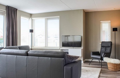 Idskenhuizen House | Villa with enclosed garden, in a holiday park on the water in Friesland