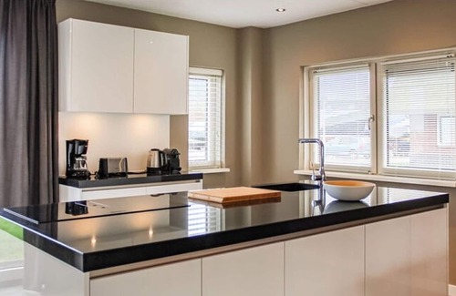 Idskenhuizen House | Villa with enclosed garden, in a holiday park on the water in Friesland