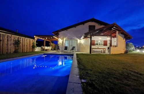 Arcangues House | Villa with heated pool, terrace, 4 bathrooms, outdoor kitchen, 15' from the beaches of Btz