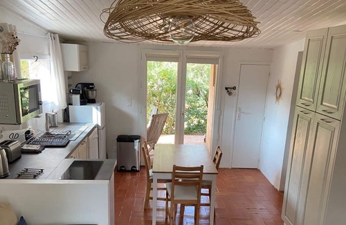 Beaurecueil Apartment | Villa with pool and beach volleyball court