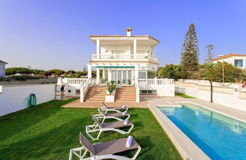 Chiclana de la Frontera Villa | Villa with pool in front of the beach. La Barrosa