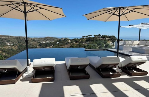 Benahavis Villa | Villa With Private Pool, Spa and Sea Views