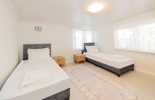 Lara Apartment | Villa with Private Pool near Airport in Muratpasa