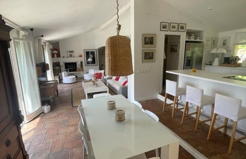 Tourrettes-sur-Loup Villa | Villa with salty infinity pool and view over hills on French Riviera