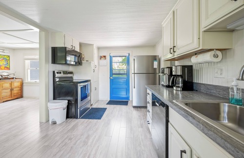 Southampton House | Village gem walk to Main Street fenced in property