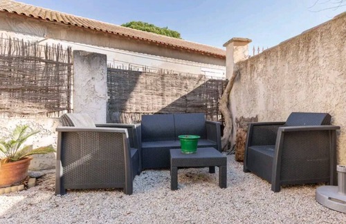 Maillane House | Village house, BBQ, terrace, arbor, near Avignon, St Rémy de Pce