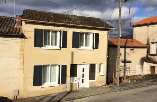 Mouleydier House | Village house carefully renovated, in a modern and functional spirit.