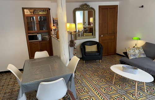 Grans House | Village house with 3 bedrooms, sleeps 6, in the heart of a Provencal village