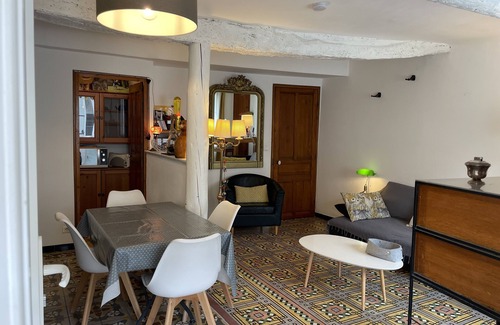 Grans House | Village house with 3 bedrooms, sleeps 6, in the heart of a Provencal village