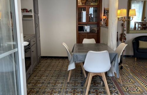 Grans House | Village house with 3 bedrooms, sleeps 6, in the heart of a Provencal village
