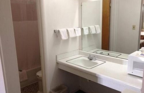 Salina Hotel | Village Inn