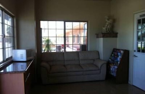 Tulare Hotel | Village Inn