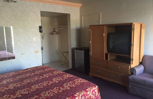 Tulare Hotel | Village Inn