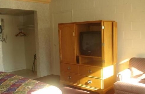 Tulare Hotel | Village Inn