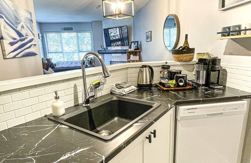 Whistler Cay Heights Condo | Village, Mountain Access, Cozy, Hot Tub: JerseyCreamHideaway