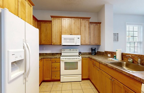 Villages of Five Points Condo | Village of Five Points condo with pool, gym, and tennis access