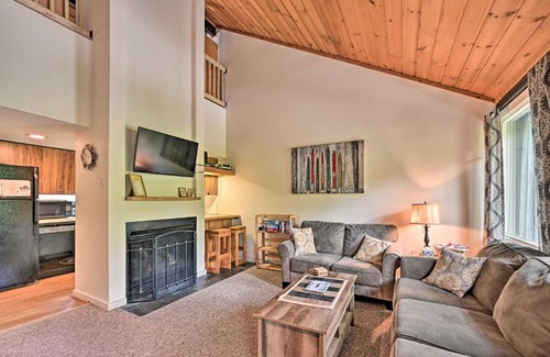 Lincoln Apartment | Village of Loon Mtn Condo with Fireplace and Balcony!