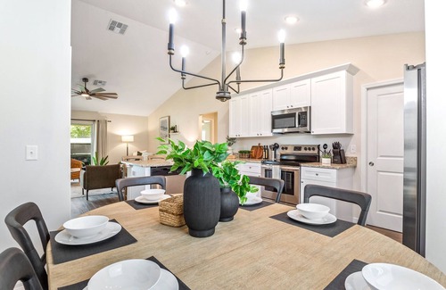 Summerfield House | Village Retreat Large and Spacious Home near the Villages.
