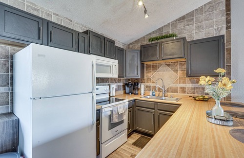 Village of Four Seasons Condo | Village of Four Seasons Lake Condo w/Pool Access!