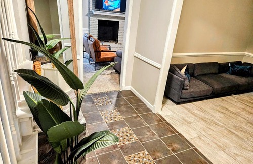 Whitehaven House | VillaQuèFrancia near Elvis Presley's Graceland 6 mins from Airport, Shuttle, & Rental Vehicle