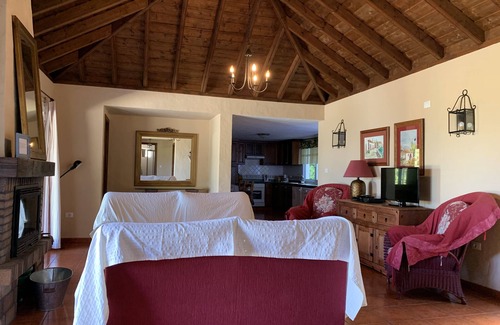 El Paso House | Villas Las Cercas, holiday home with Wi-Fi, swimming pool and parking
