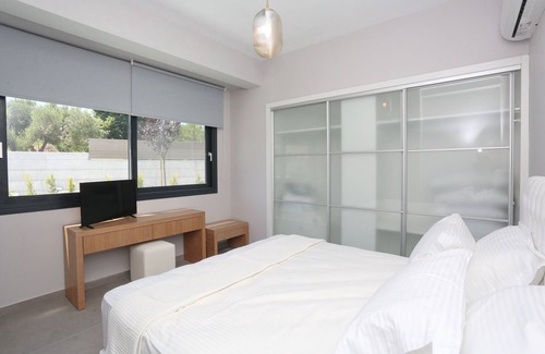 Haniotis Villa | Villas Les Blancs 2 - 5 Bdrms, Private Pool, View