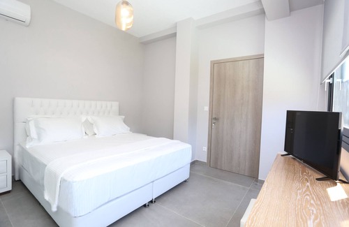 Haniotis Villa | Villas Les Blancs 2 - 5 Bdrms, Private Pool, View