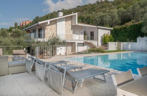 Frader Villa | VillasGarda - Villa Lorena Carbona