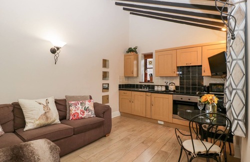 Llanwenarth Cottage | VINE COTTAGE, pet friendly, character holiday cottage in Abergavenny