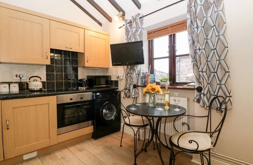 Llanwenarth Cottage | VINE COTTAGE, pet friendly, character holiday cottage in Abergavenny