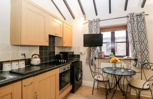 Llanwenarth Cottage | VINE COTTAGE, pet friendly, character holiday cottage in Abergavenny