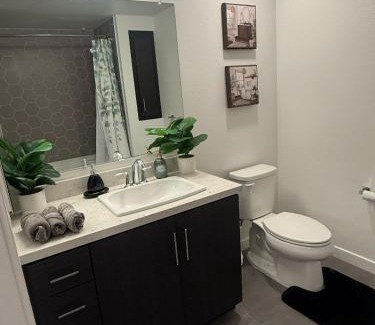 Hollywood Apartment | Vine Loft FREE DESIGNATED PARKING & WIFI close to Universal Studios