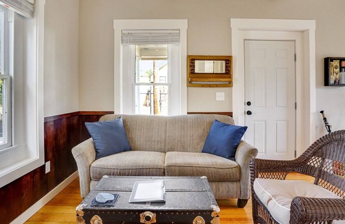 Albany House | Vine Street Cottage walk to Downtown Albany