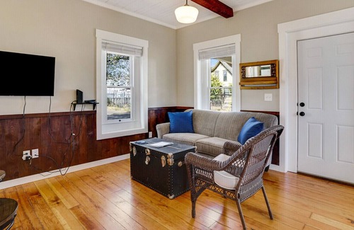 Albany House | Vine Street Cottage walk to Downtown Albany