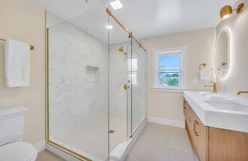 Napa Bed & Breakfast | Vineyard suite with California king at downtown Napa B&B w/pool and hot tub