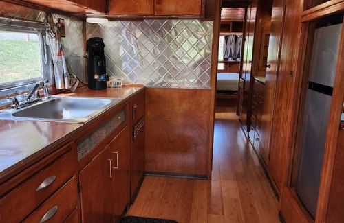 Mill Spring House | Vintage 1955 Imperial Mansion, deck on the creek, easy access to pool and playground, sleeps 5.