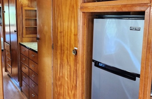 Mill Spring House | Vintage 1955 Imperial Mansion, deck on the creek, easy access to pool and playground, sleeps 5.
