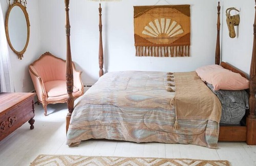 Debruce House | Vintage 3 bedroom rustic farmhouse with indoor fireplace