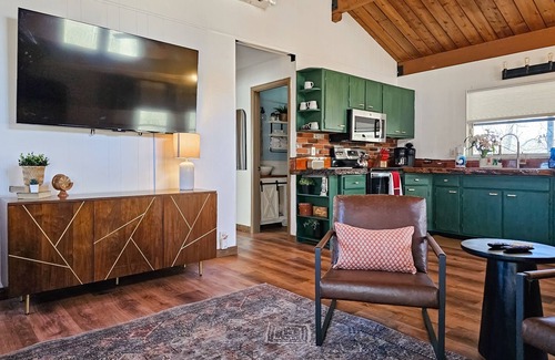 Franklin House | Vintage cabin with lovely mountain views, & W/D - convenient location
