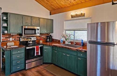 Franklin House | Vintage cabin with lovely mountain views, & W/D - convenient location
