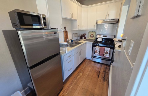 Los Angeles Apartment | Vintage Charm in Hollywood