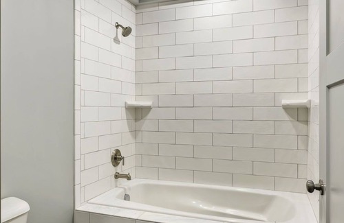 Parkville Apartment | ✰Vintage Charm✰ King Bed & Great Bath✰Main Street