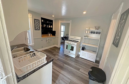Westside Apartment | Vintage Charm & Modern Comfort close to restaurants, bars, coffee shops, & parks