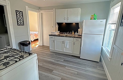 Westside Apartment | Vintage Charm & Modern Comfort close to restaurants, bars, coffee shops, & parks