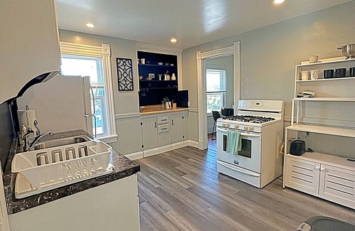 Westside Apartment | Vintage Charm & Modern Comfort close to restaurants, bars, coffee shops, & parks