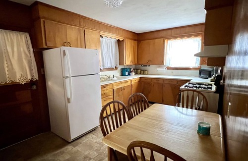 Russellville House | Vintage Charm, Upgraded - White Sheets + Fast Wi Fi + 2 King Beds