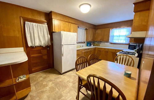 Russellville House | Vintage Charm, Upgraded - White Sheets + Fast Wi Fi + 2 King Beds