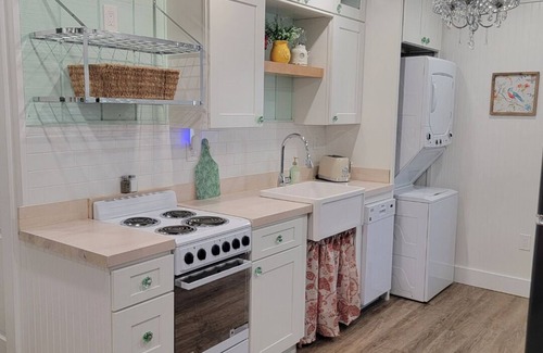 Coleman Apartment | Vintage Chic King Bed Studio Apartment Near The Villages Pet Friendly